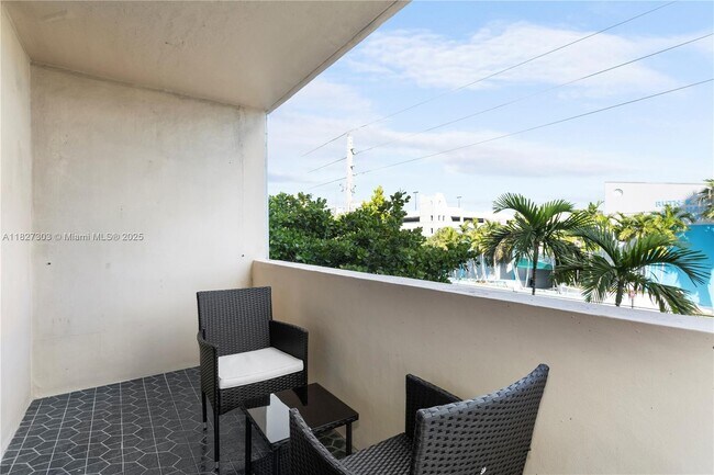 Building Photo - 9440 W Bay Harbor Dr