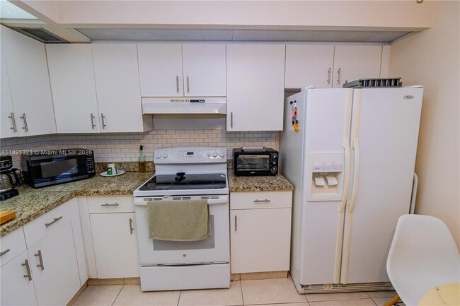 Building Photo - 13100 SW 11th Ct