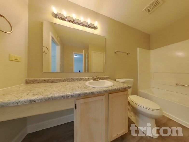 Building Photo - 5956 Portman Pl