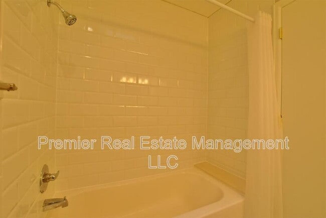 Building Photo - 335 E 7th Ave