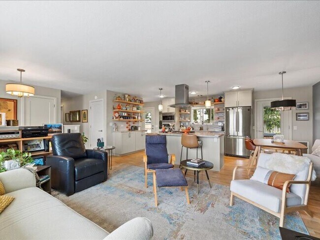 Building Photo - 3603 W Canal Dr