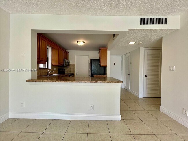 Building Photo - 2320 S Cypress Bend Dr