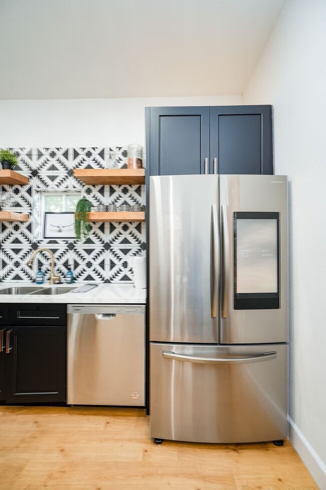 Building Photo - 502 Dark St