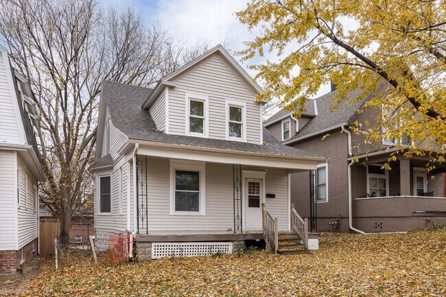 Building Photo - 3 Bedroom Midtown Home!