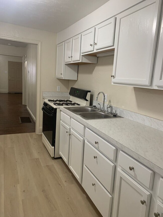 Building Photo - Semi-detached 3 bedroom 1 Bath House with Parking