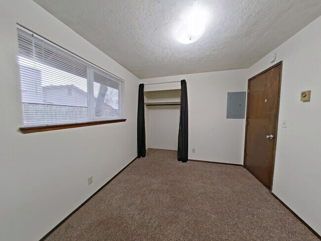 Building Photo - 3 Bedroom Duplex ~ Close to 9th Street ~ Pet Friendly