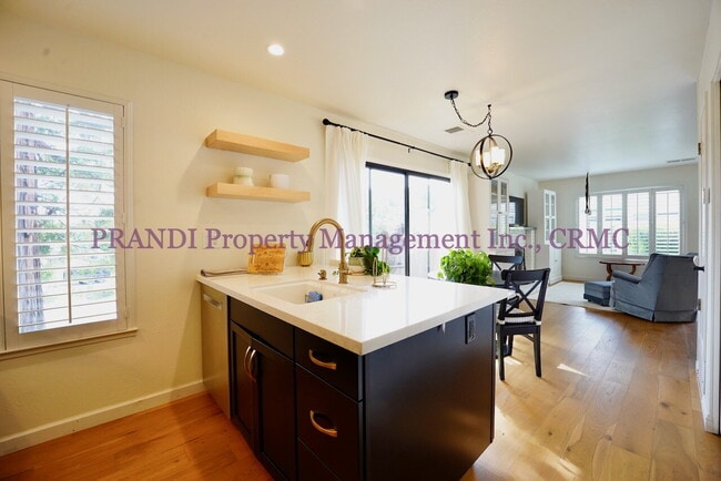 Building Photo - Stunning Remodeled Condo with Designer Fin...