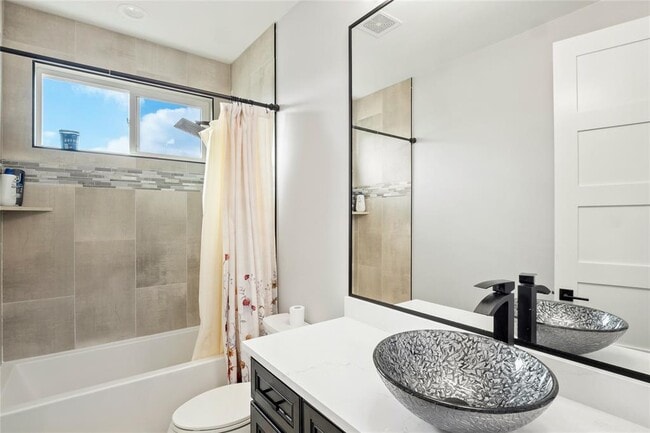 Building Photo - 300 Summit Ridge Dr N