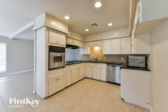Building Photo - 214 Oakwood Dr