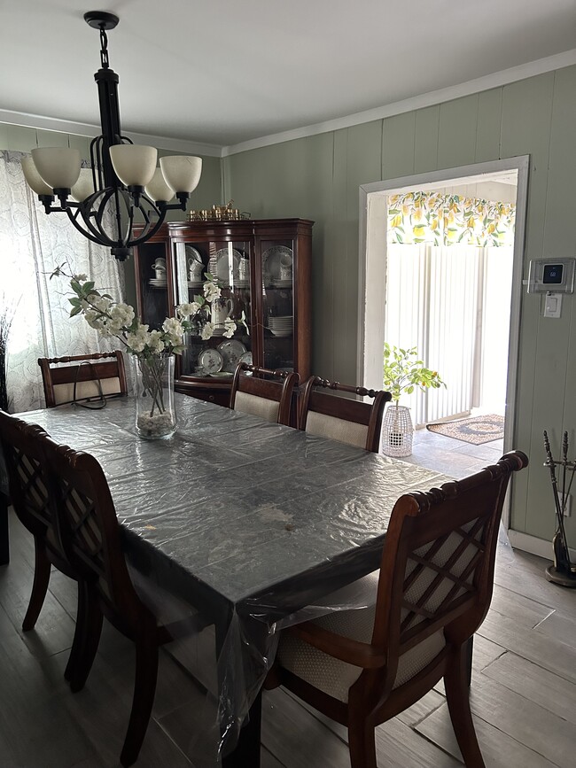 Open dining room - 643 Stevenson St