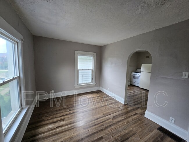 Building Photo - 408 1/2 Locust St