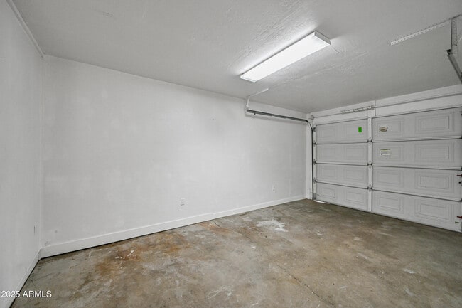 Building Photo - 913 E 7th Dr