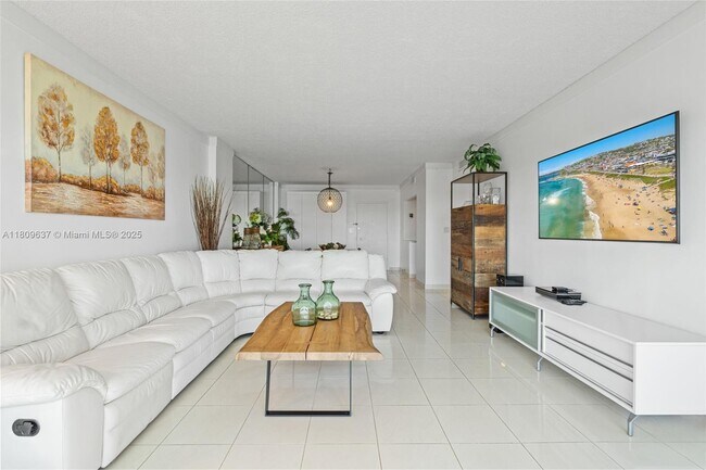 Building Photo - 300 Bayview Dr