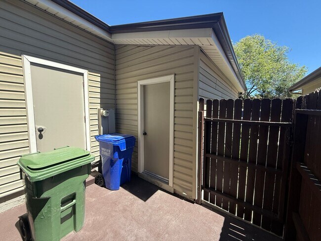 Building Photo - 2-bedroom, 2.5-bathroom condo close to downtown!