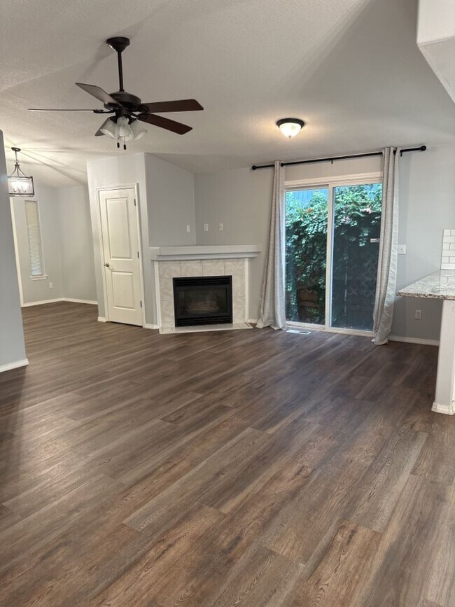 Building Photo - Charming 2 Bedroom Townhome