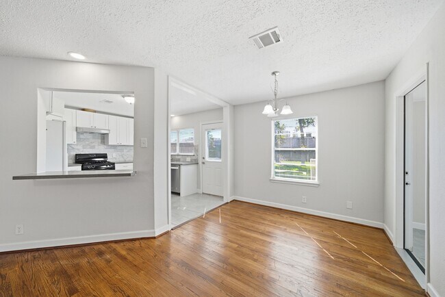 Building Photo - 8401 Highcrest Dr