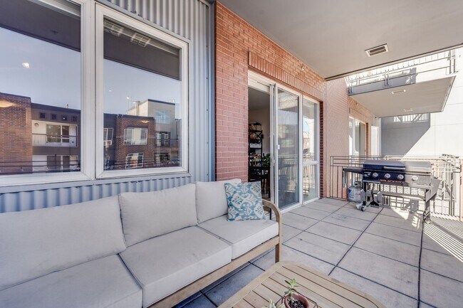 Building Photo - 1BD, 1BA Downtown Denver Condo with Garage...
