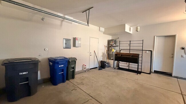 Building Photo - Modern Townhouse in Fairview Community of Bonsall