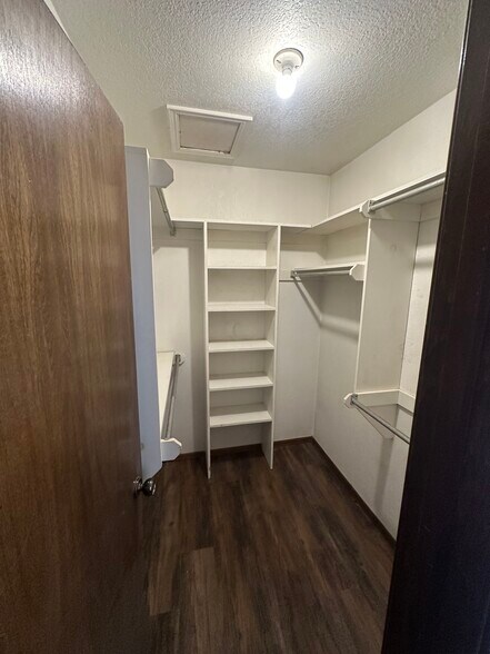 Master closet - 6107 Gaelic Glen Dr