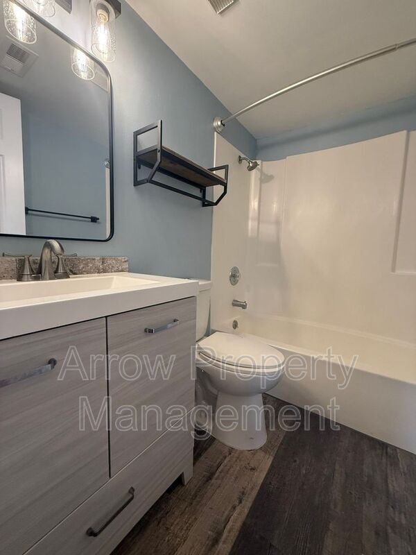 Building Photo - 3405 Holdrege St
