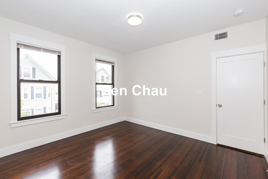 Building Photo - 24 Clary St