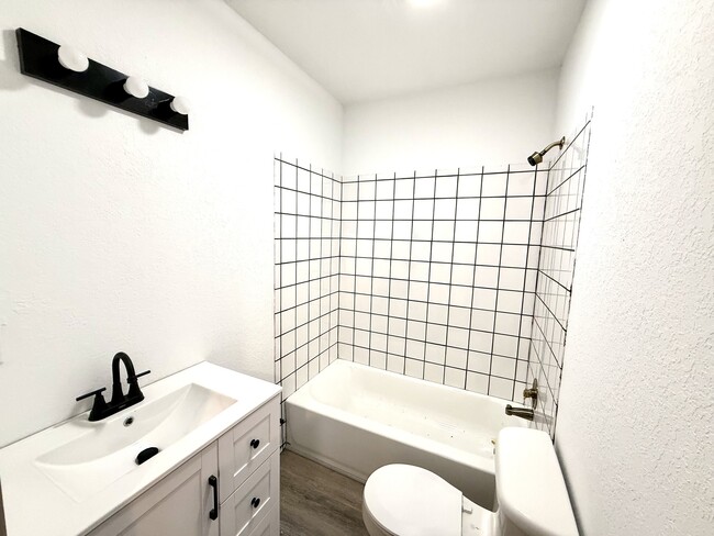 Building Photo - 1125 Easy St