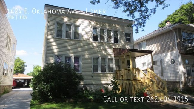 Building Photo - Recently Updated 2 Bedroom Lower Duplex