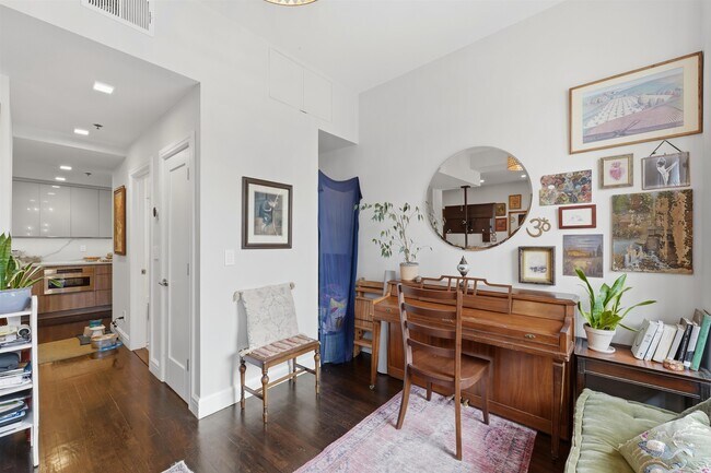 Building Photo - 347 Varick St