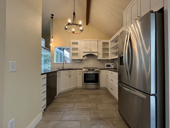 Building Photo - Stunning Lake Oswego Home with Outdoor Retreat, Vaulted Ceilings & Walk-In Closet