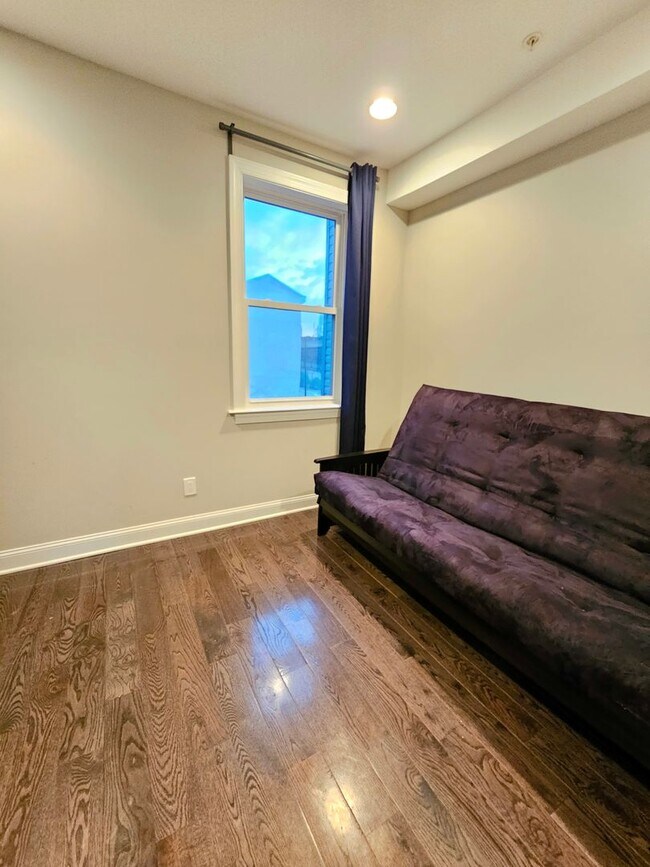 Building Photo - 742 Master St