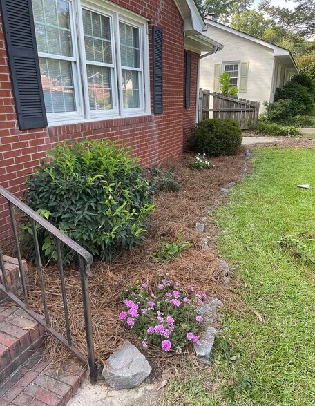 Building Photo - 1742 Beaumont Dr