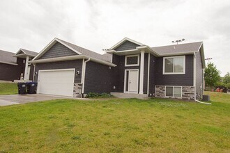 Building Photo - Beautiful and Spacious 4 Bedroom 3 Bath Available For Rent!