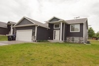 Building Photo - Beautiful and Spacious 4 Bedroom 3 Bath Available For Rent!