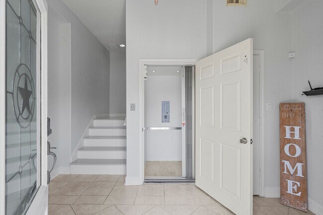 Building Photo - Waterfront Living at Its Best – For Rent on Tiki Island