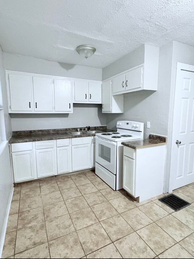 Building Photo - 2227 Homestead Dr