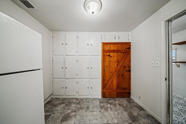 Building Photo - Adorable and clean country property locate...
