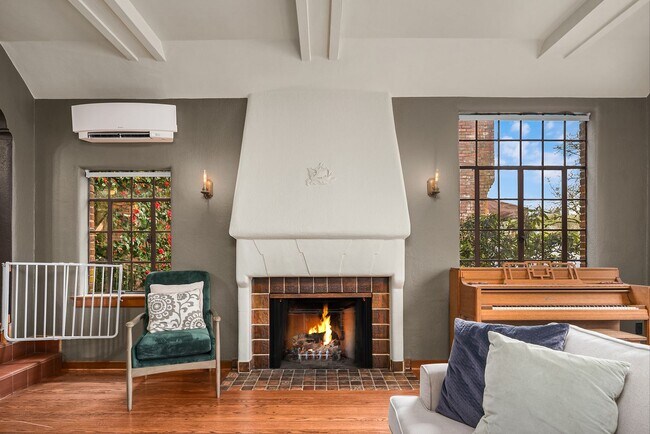 Building Photo - $2000 OFF 1 Months Rent with a Lease Start...