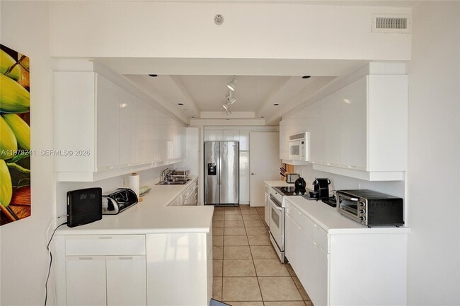 Building Photo - 2000 Island Blvd