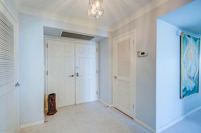 Building Photo - 123 Lakeshore Dr