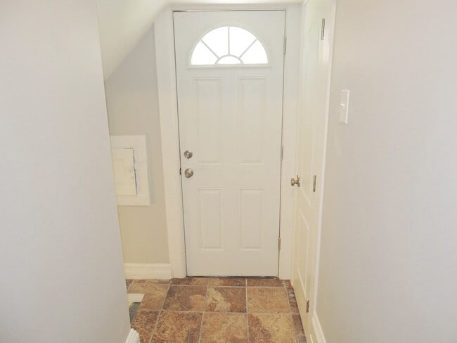 Building Photo - Completely Renovated 5 Bedroom - 1.5 Bath ...