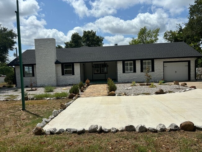 Building Photo - 1 Month Free Rent!! FarmHouse with Room for Everyone