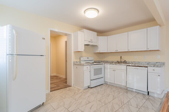 Building Photo - Donelson 3 Bedroom 2 Bath Apartment in Duplex