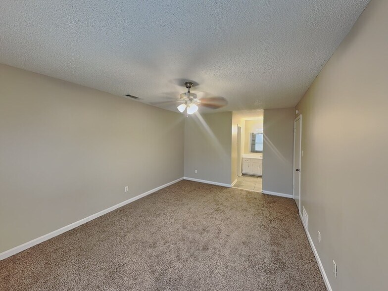 Building Photo - 1017 Hawkview Dr