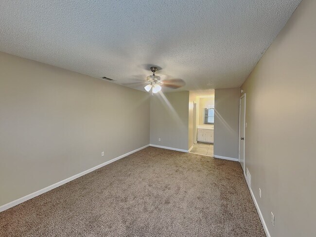 Building Photo - 1017 Hawkview Dr