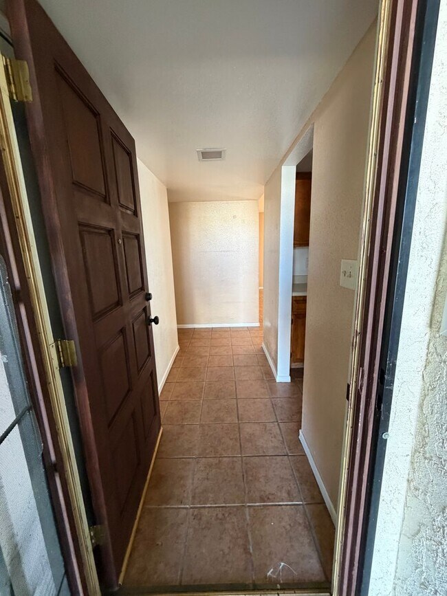 Building Photo - Wow Check out this 3 BD 2 BA SW Charmer near White Ln & Akers Road