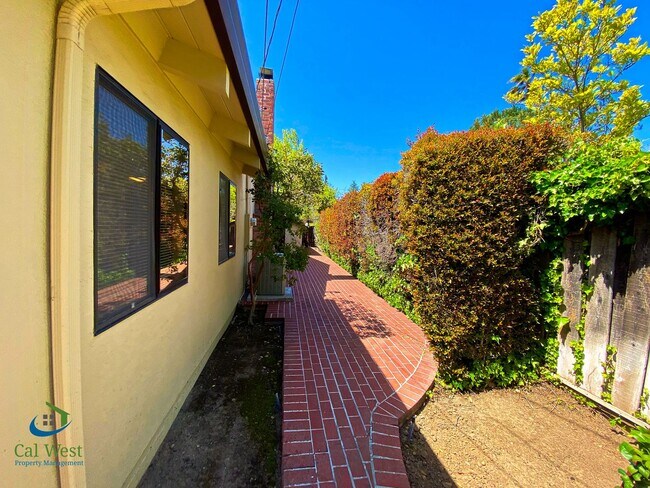 Building Photo - $5995 - Spacious 4 Bed/2 Bath Los Gatos Ho...
