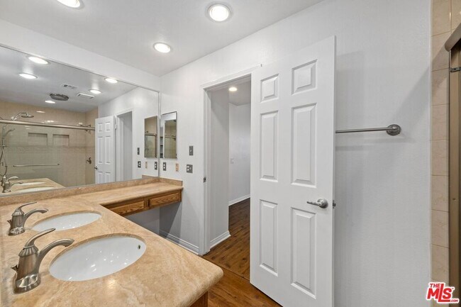 Building Photo - 2031 S Bentley Ave