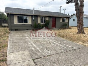 Building Photo - Cute little 3 bedroom home