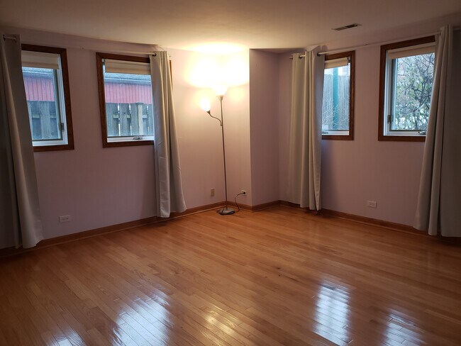 Building Photo - 906 E 54th St