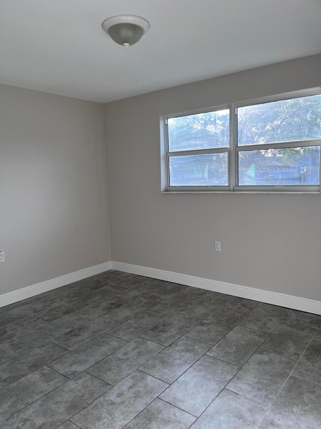 Building Photo - 8760 Lyndall Ln